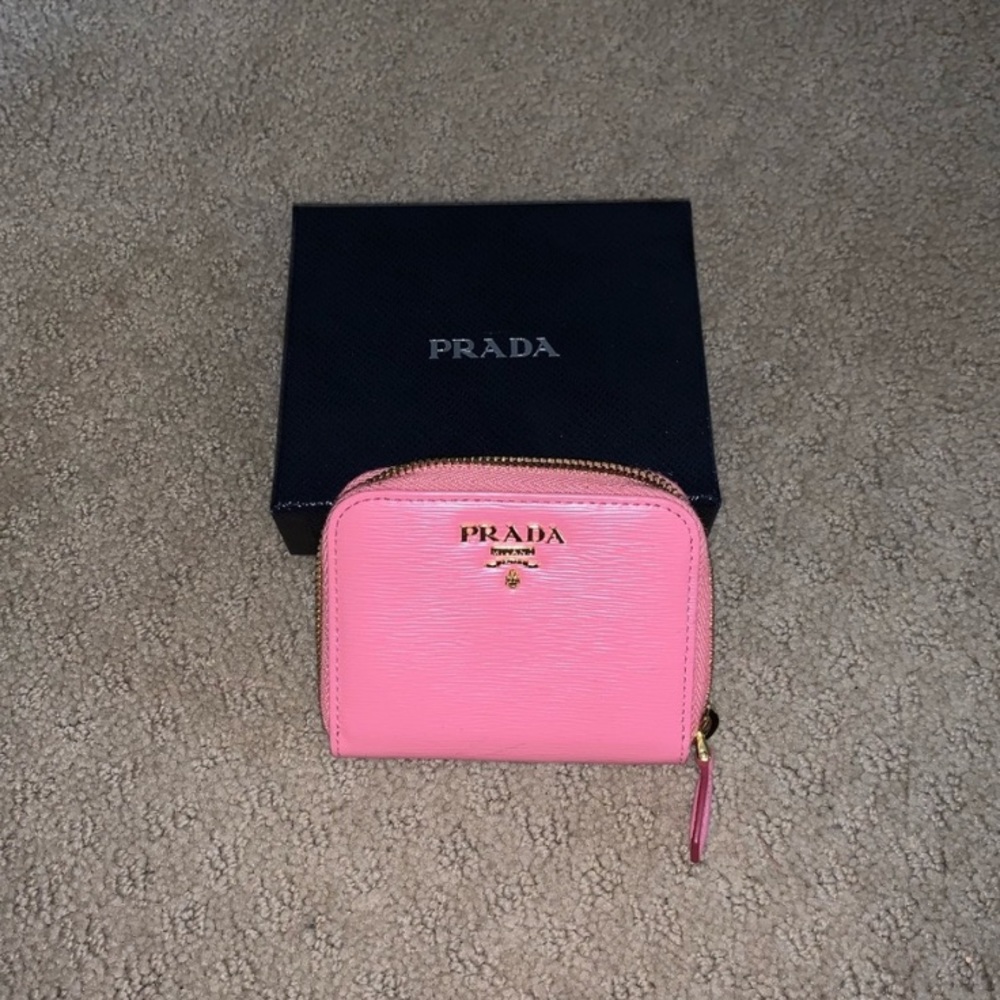*AUTHENTIC* Prada Saffiano Leather Coin Purse!❤️